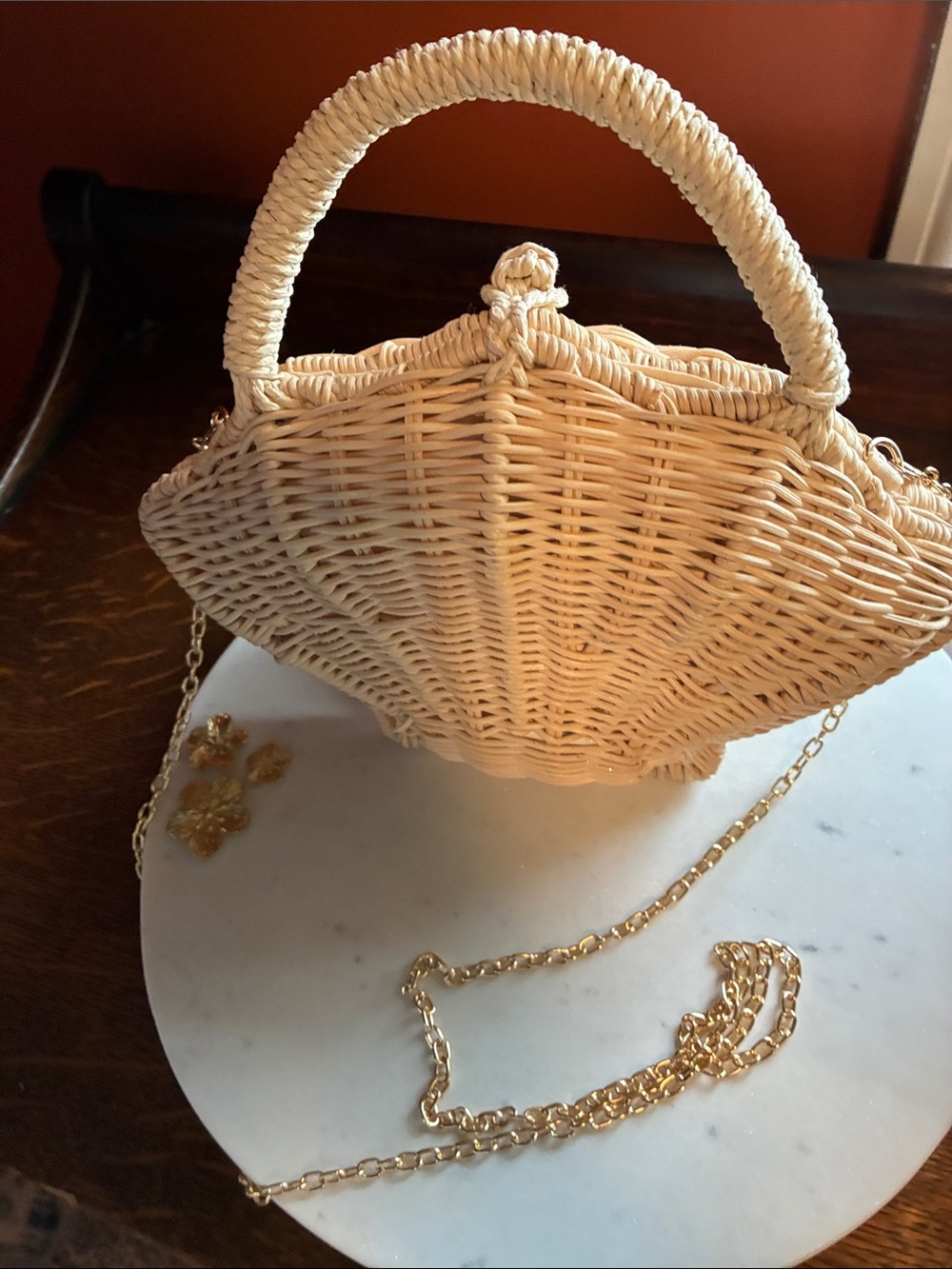 Shell-Shaped Woven Handbag in Cream with Gold Chain - Picture 3 of 5